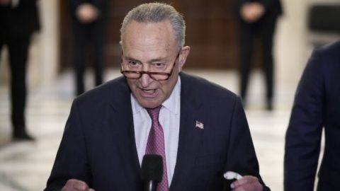 USA DNES (14. 1.): Volební zákon míří do Senátu; Nejvyšší soud rozhodl ve věci nařízených očkování