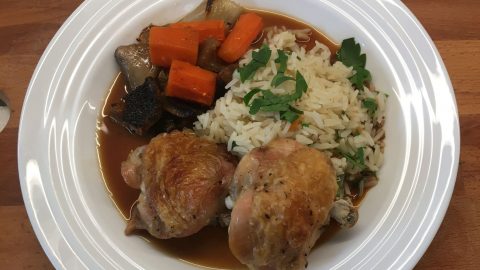 Recept: Pilaf rýže s pečeným kuřetem, zeleninou a tmavou omáčkou
