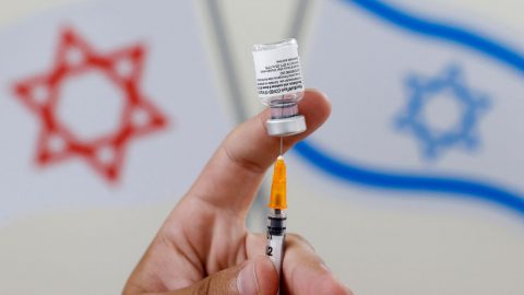 Čtvrtá dávka vakcíny před omikronem neuchrání, vyhodnotila izraelská studie