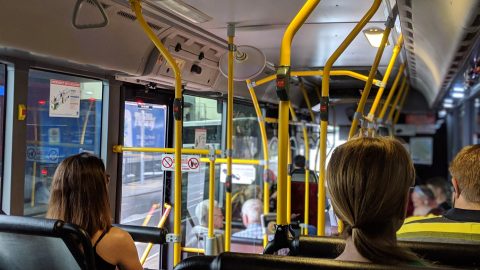 Změna slevy ve veřejné dopravě se připravuje k 1. dubnu letošního roku. Sleva ve vlacích a autobusech se sníží ze 75 % na 50 %