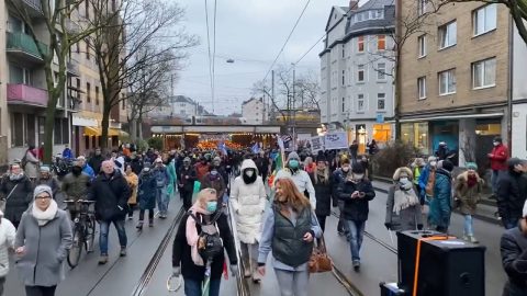 Německo: Protesty proti vládním koronavirovým opatřením a plánovanému povinnému očkování