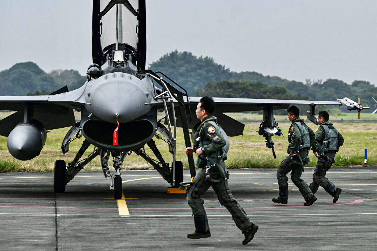 Piloti tchajwanského letectva u ozbrojené stíhačky F-16V americké výroby na letecké základně ve městě Chiayi na jihu Tchaj-wanu 5. ledna 2022. (Sam Yeh/AFP via Getty Images)
