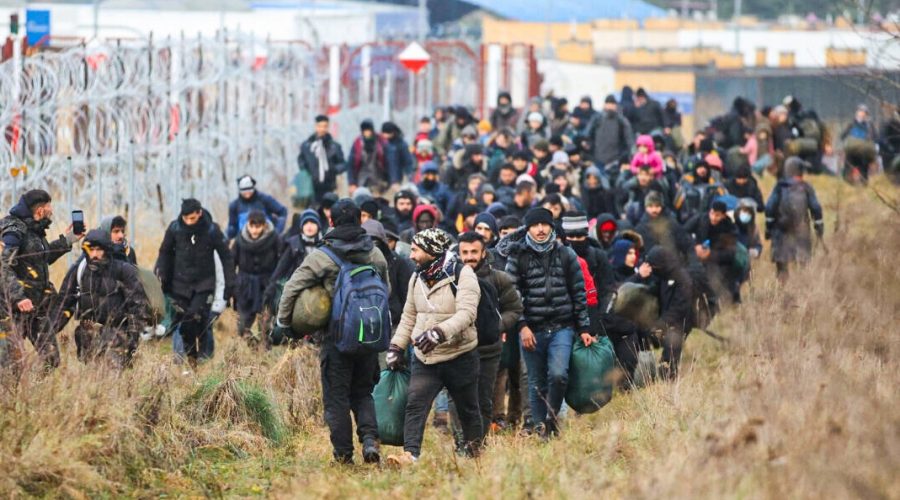 Skupina migrantů se pohybuje podél bělorusko-polské hranice, 12. listopadu 2021. (Leonid Shcheglov/Belta/AFP via Getty Images)