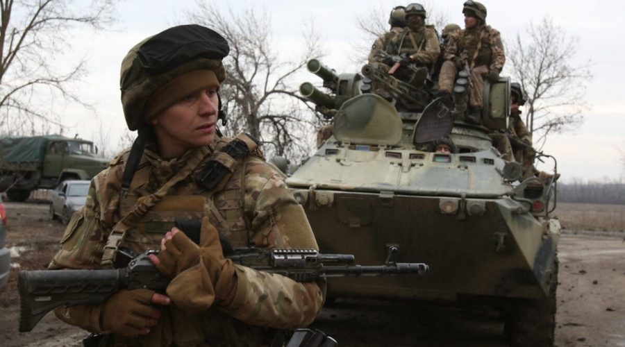 Ukrajinští vojáci se připravují na odražení útoku v ukrajinské Luganské oblasti 24. února 2022. (Anatolii Stepanov /AFP via Getty Images)