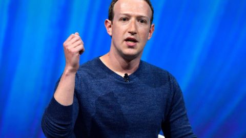 Facebook přišel o téměř 200 miliard dolarů, první pokles uživatelů v historii společnosti