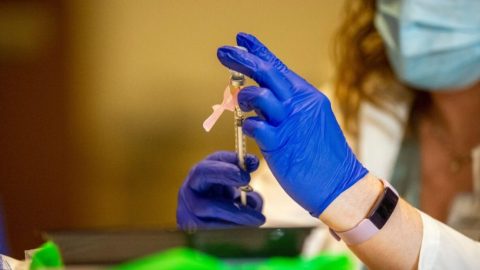 USA DNES (16. 2.): Whistleblowerka žaluje Pfizer a další firmy za problémy při testování vakcín