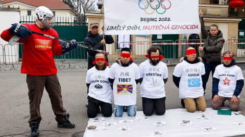 Před čínskou ambasádou v Praze. Olympiáda „v zemi koncentráků“ II
