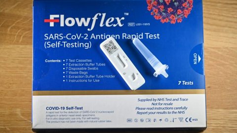 Americké úřady varují před toxickou chemikálií v domácích testovacích sadách na covid