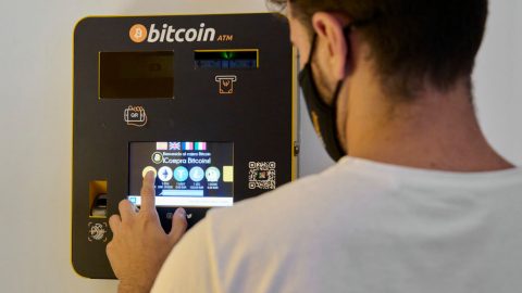Velká Británie nařídila uzavřít všechny bitcoin bankomaty