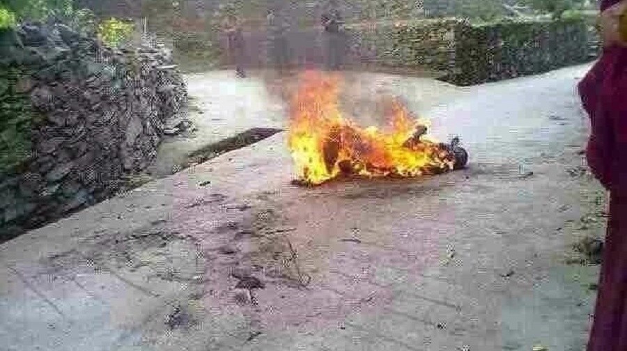 Ilustrační foto z jiného případu protestního sebeupálení obyvatele Tibetu, než o kterém pojednává tento článek. Oběť sebeupálení zemřela ve východním tibetském městě Tsekhok, podle zprávy umístěné 6. února na Twitteru. (Screenshot)