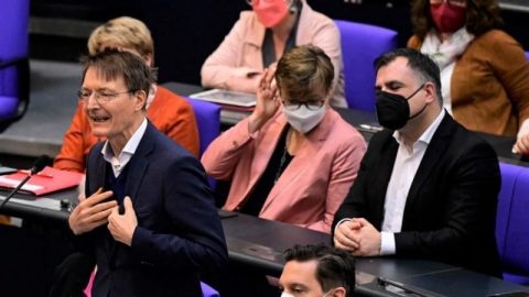 Ve Spolkovém sněmu neprošel ani jeden z návrhů zákonů o povinném očkování na covid-19
