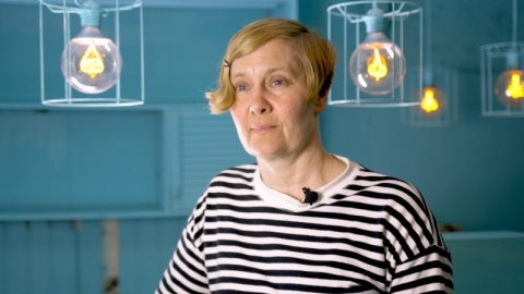 Právnička Viviane Fischerová hovoří o dokumentárním filmu nazvaném „Očkování – Teď mluvíme my“