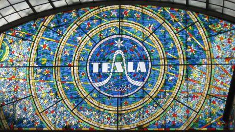 Česká společnost Tesla vyrábí již 100 let. Jak začínala a jak funguje dnes…