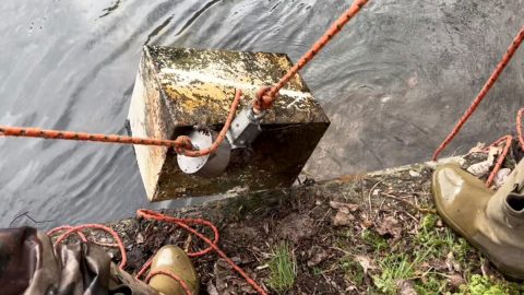 15letý chlapec ulovil na magnet dávno pohřešovaný trezor. Obsah vrátil jeho majiteli