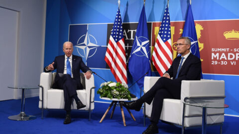 USA DNES (29. 6.): Biden oznámil vytvoření americké základny v Polsku; Fauciho covidové příznaky po Paxlovidu
