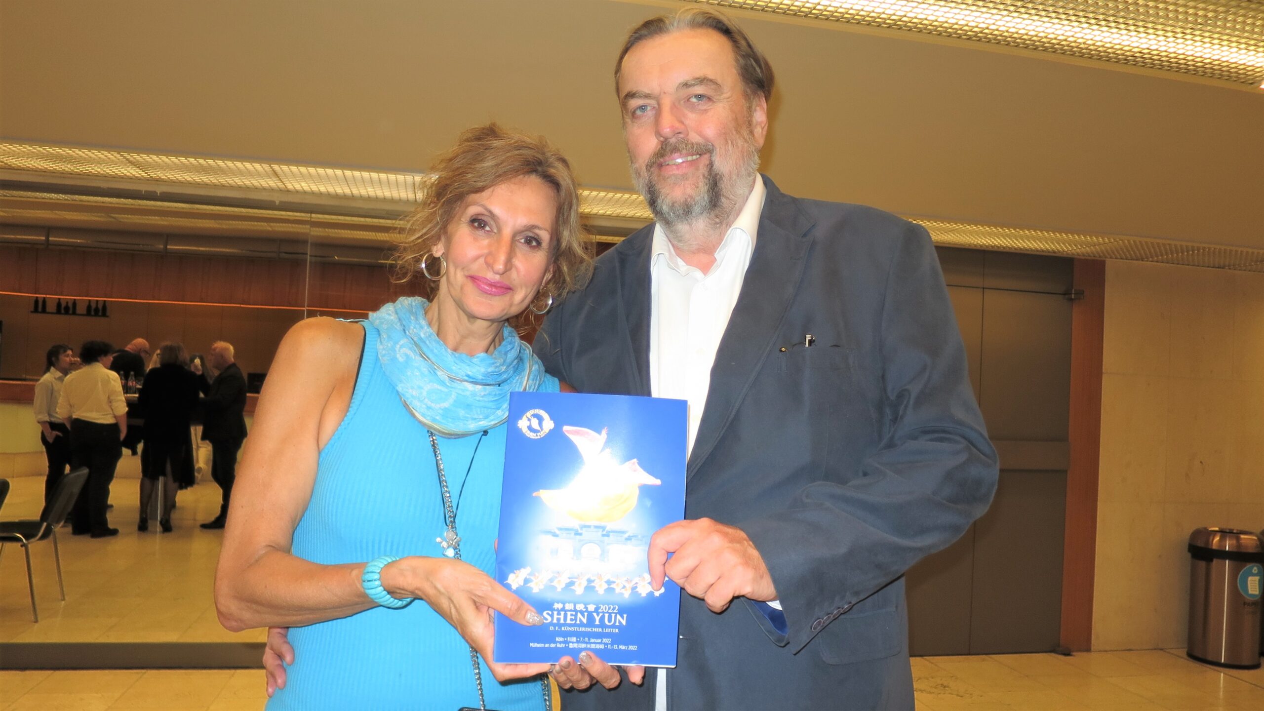 Daniela Tománková a Otakar Kramný na představení souboru Shen Yun Performing Arts v pražském kongresovém centru, 29. května 2022. (Qin Huang / The Epoch Times)