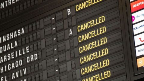 Chaos na letištích: Hory kufrů a tisíce zrušených letů