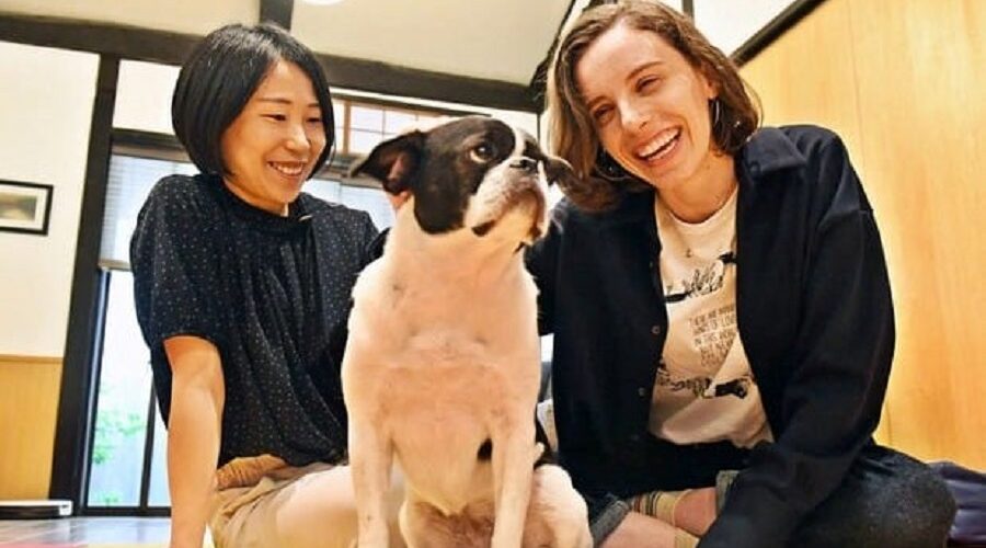 Na obrázku vidíme Američanku Theresu Stiegerovou (38) a Japonku Machi Sakataiovou (42). Žijí spolu od roku 2013. Manželství uzavřít v Japonsku zatím nemohou. Mohou však společně žít a vychovávat psa.