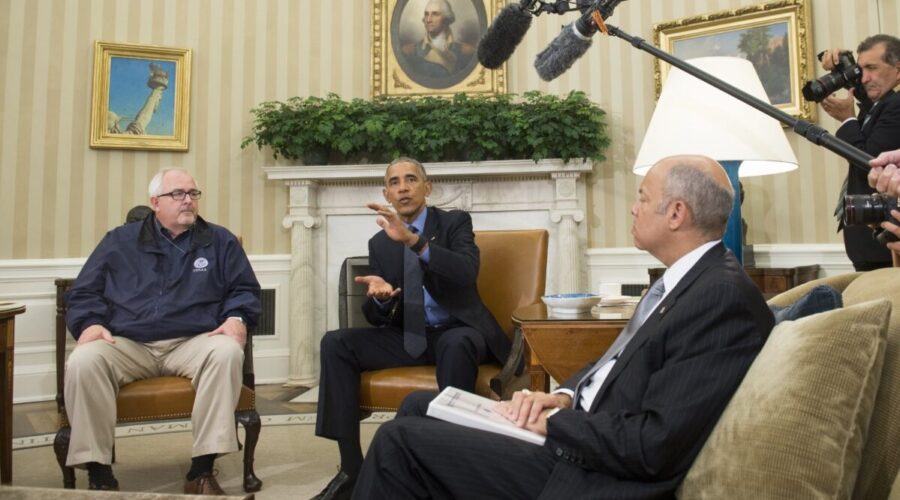 Prezident Barack Obama hovoří spolu s ministrem vnitřní bezpečnosti Jehem Johnsonem (vpravo) po denním brífinku v Oválné pracovně Bílého domu ve Washingtonu, 7. října 2016. (Saul Loeb / AFP via Getty Images)