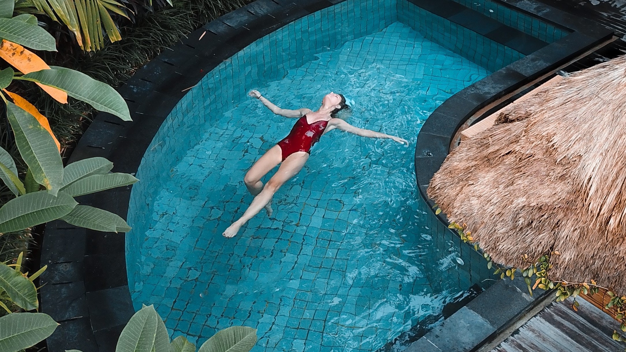 Zahradní bazén může zpříjemnit horké dny, umístěte v něm i zábranu pro topící se němé tvory. (Michael Block | Pexels)