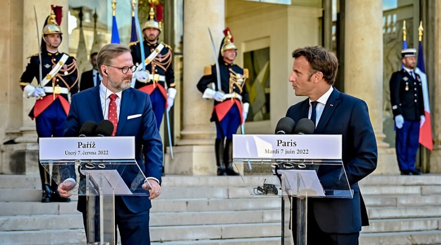 Předseda vlády Petr Fiala spolu s francouzským prezidentem Emmanuelem Macronem, 7. června 2022. (Vlada.cz)