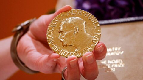 Ruský novinář vydražil svoji medaili za Nobelovu cenu míru. Peníze věnoval obětem války na Ukrajině