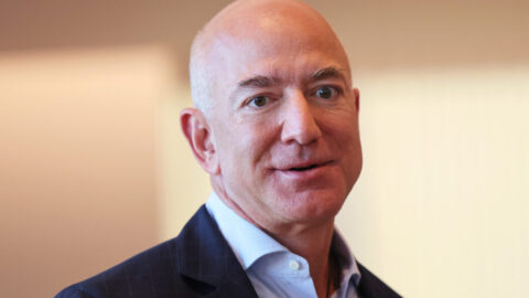 Jeff Bezos reaguje na Bidenovy požadavky na snížení cen benzinu na čerpacích stanicích