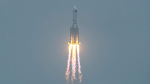 Další čínská raketa neřízeně spadla na Zemi