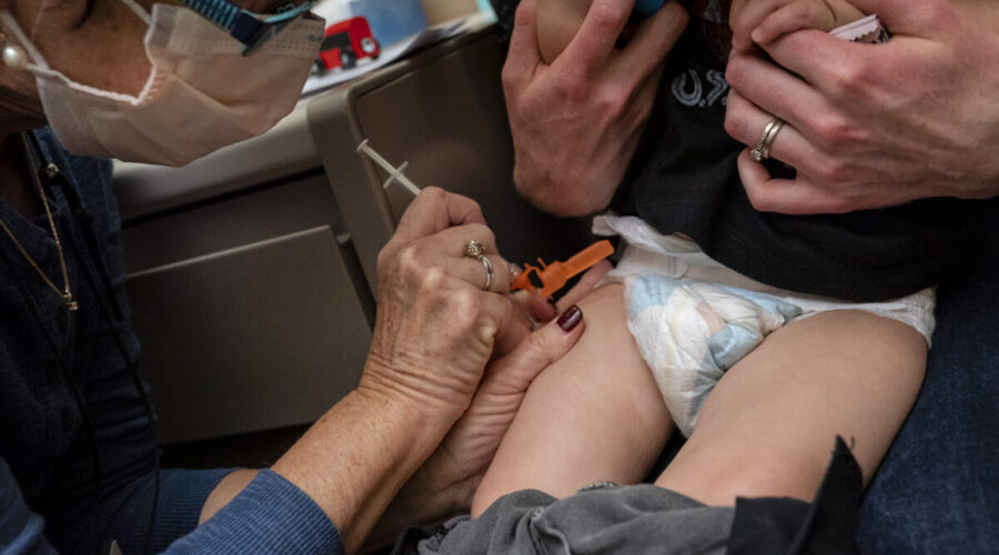Dvacetiměsíční dítě dostává první dávku vakcíny COVID-19 společnosti Pfizer v UW Medical Center v Seattlu ve státě Washington 21. června 2022. (David Ryder / Getty Images)