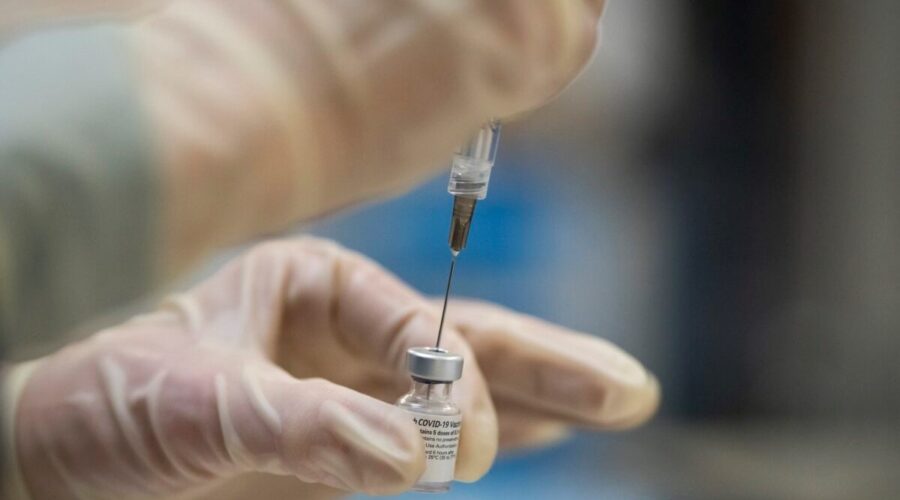 Zdravotnický pracovník připravuje dávky vakcíny proti onemocnění covid-19 od společnosti Pfizer v Portlandu ve státě Oregon. (Nathan Howard / Getty Images)