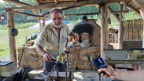 Sklárna ze 13. století: „Musíte se sklonit. Hodně hluboko. Ani při dnešní technice se na ně nedosáhne“