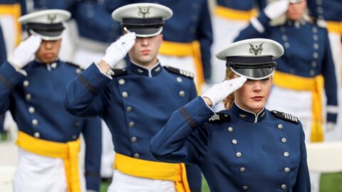 Americká Akademie vzdušných sil obhajuje nařízení kadetům, aby nahradili „mámu a tátu“ „genderově neutrálním jazykem“