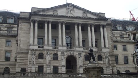 Banky ve Velké Británii se připravují na výpadky proudu. Hrozí zimní energetická krize