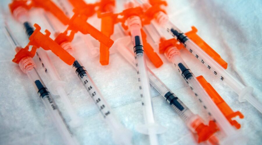 Americký Úřad pro kontrolu potravin a léčiv zatajuje výsledky pitev lidí, kteří zemřeli po anticovidové vakcíně