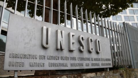 UNESCO se pouští do boje proti tomu, co označuje za „konspirační teorie“, klíčové jsou školy