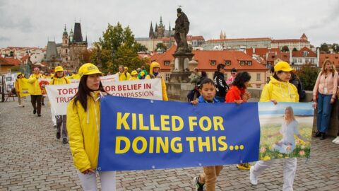 Průvod v Praze vzkazuje, že „400 milionů Číňanů vystoupilo z komunistické strany“