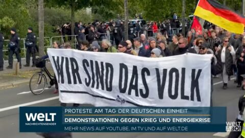 Více než 100 000 lidí v ulicích při protestech ve východním Německu