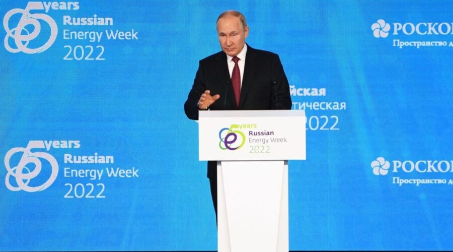 Ruský prezident Vladimir Putin hovoří na plenárním zasedání fóra Ruský energetický týden v Moskvě 12. října 2022. (Alexey Maishev / Sputnik / AFP via Getty Images)
