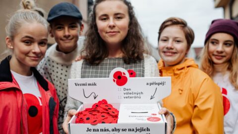 Vlčí máky symbolizují úctu k válečným veteránům