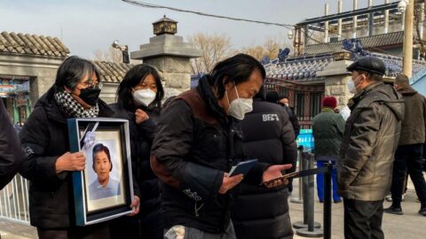 Nemocnice a krematoria v Číně jsou zahlceny v důsledku dramatického vzrůstu covidu-19