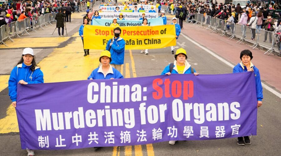 Příznivci Falun Gongu se účastní průvodu u příležitosti 23. výročí pokojného shromáždění v Pekingu, 25. dubna 2022 ve Flushingu ve státě New York, USA. (Larry Dye / The Epoch Times)