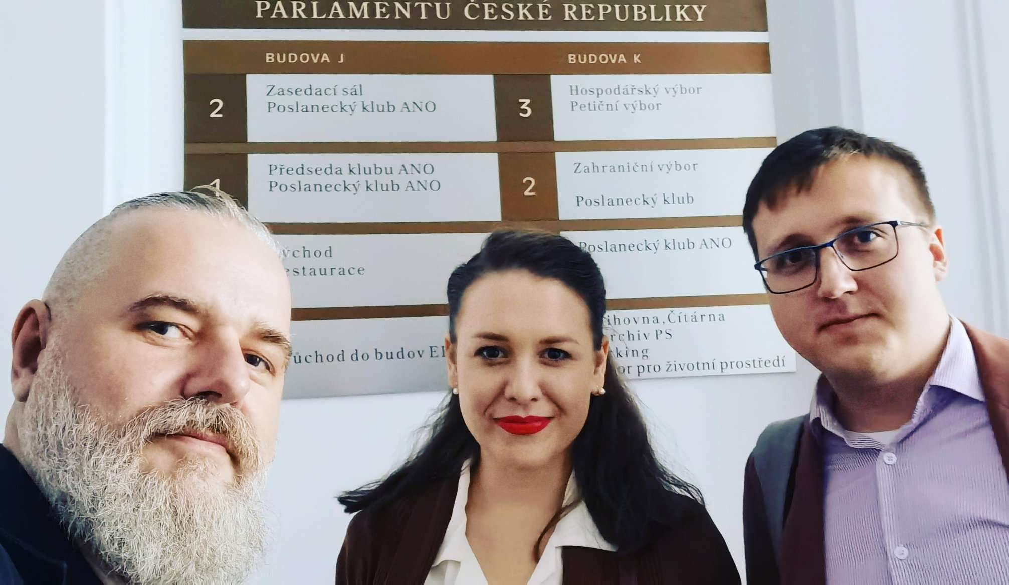 Zástupci Společnosti pro obranu svobody slova po jednání s poslanci o vyřízení petiční akce. (Sosp.cz)