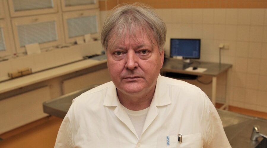 Přednosta Ústavu soudního lékařství na Fakultní nemocnici Ostrava MUDr. Igor Dvořáček, červen 2020. (Alexandr Satinský / MAFRA / Profimedia )