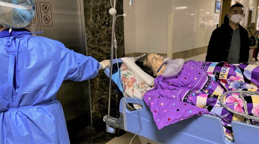 Pacient s onemocněním covid-19 na nosítkách na pohotovostním oddělení První přidružené nemocnice Lékařské univerzity v Čchung-čchingu v jihozápadním městě Čchung-čching, Čína, 22. prosince 2022. (Noel Celis / AFP via Getty Images)