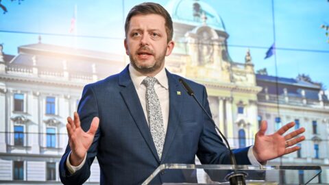 Ministr vnitra Rakušan chce v ČR legalizovat „zahraniční obchod s dětmi“, říkají kritici