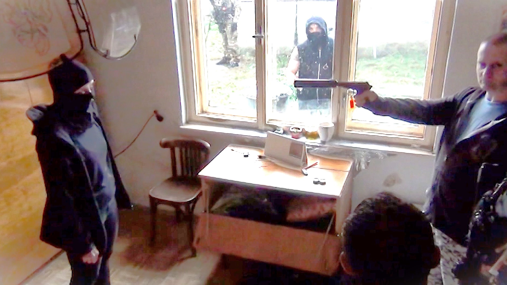 Skutečný vrah novináře Jána Kuciaka a jeho snoubenky Martiny Kušnírové, ukazuje střelbu na místě činu při policejní rekonstrukci vraždy. (Bontonfilm)
