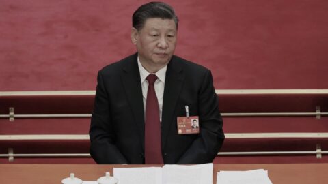 Čínští komunisté zasedají: Očekávají nižší HDP, porostou vojenské výdaje