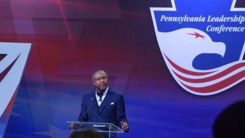 Pohled Američanů na jejich původní hodnoty upadá; pastor vyčetl církvím, že podléhají politické korektnosti