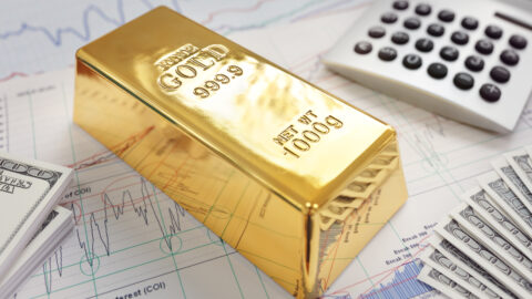 Ruku v ruce s problémy v bankovním sektoru cena zlata roste a už překročila psychologickou hranici