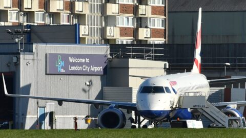 Už žádné vytahování laptopů a omezení tekutin – britské letiště ruší některá bezpečnostní opatření